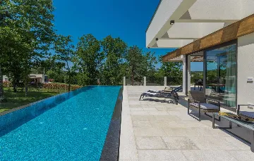 Stylish Villa Retreat with Infinity Pool in Pazin