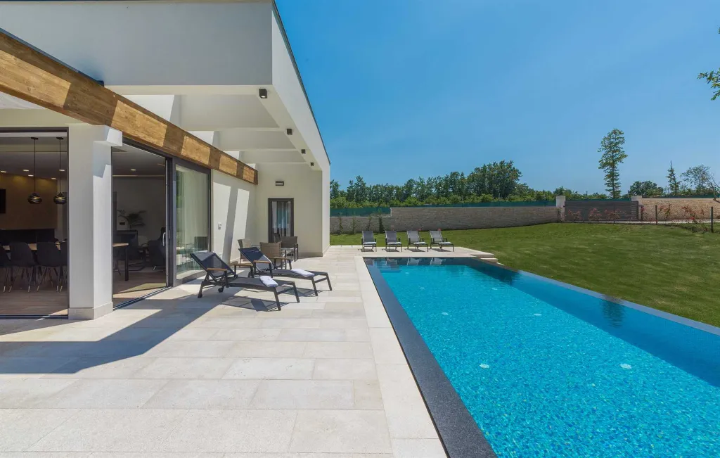 Stylish Villa Retreat with Infinity Pool in Pazin