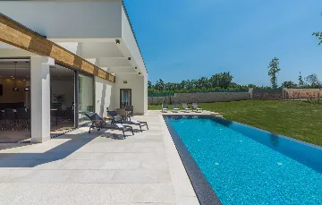 Stylish Villa Retreat with Infinity Pool in Pazin