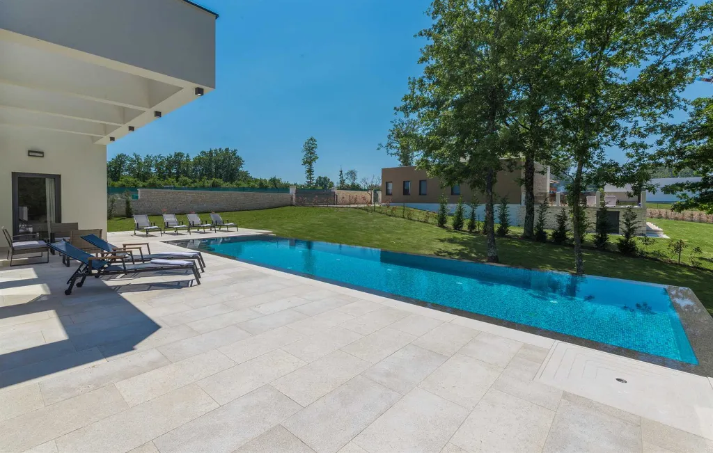 Stylish Villa Retreat with Infinity Pool in Pazin