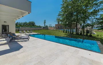 Stylish Villa Retreat with Infinity Pool in Pazin