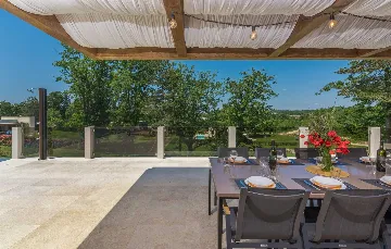 Stylish Villa Retreat with Infinity Pool in Pazin