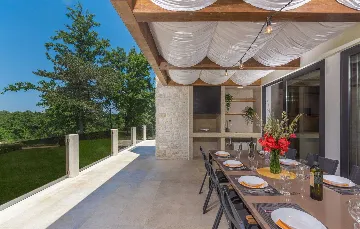 Stylish Villa Retreat with Infinity Pool in Pazin