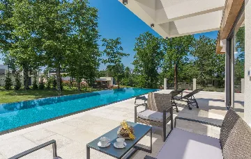 Stylish Villa Retreat with Infinity Pool in Pazin