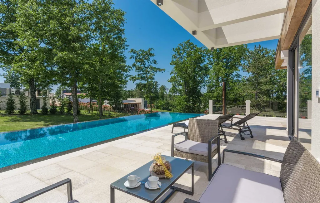 Stylish Villa Retreat with Infinity Pool in Pazin