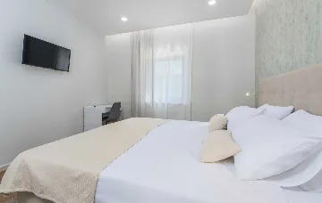 Stylish Villa Retreat with Infinity Pool in Pazin