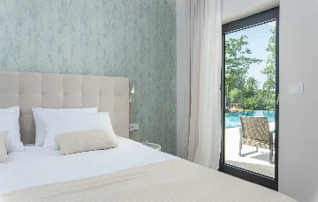 Stylish Villa Retreat with Infinity Pool in Pazin