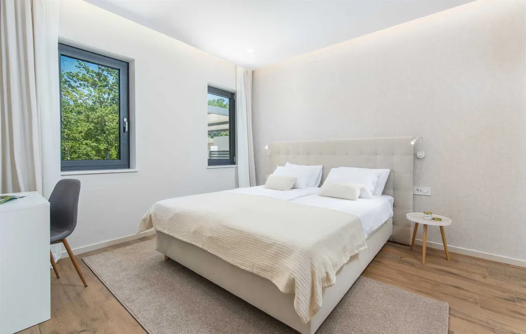 Stylish Villa Retreat with Infinity Pool in Pazin
