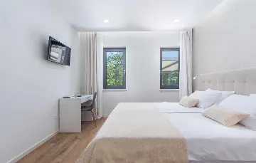 Stylish Villa Retreat with Infinity Pool in Pazin