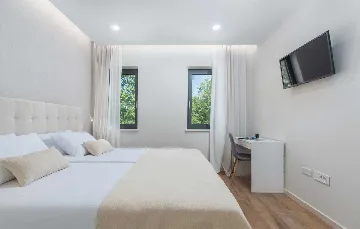 Stylish Villa Retreat with Infinity Pool in Pazin