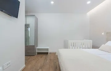 Stylish Villa Retreat with Infinity Pool in Pazin