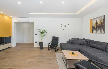 Stylish Villa Retreat with Infinity Pool in Pazin