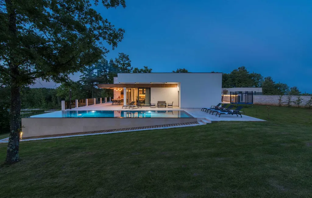 Stylish Villa Retreat with Infinity Pool in Pazin