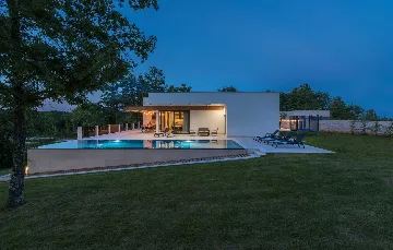 Stylish Villa Retreat with Infinity Pool in Pazin