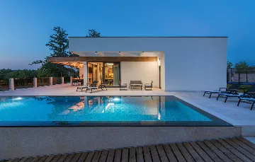 Stylish Villa Retreat with Infinity Pool in Pazin