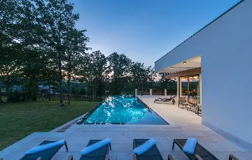 Stylish Villa Retreat with Infinity Pool in Pazin