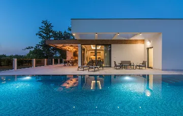 Stylish Villa Retreat with Infinity Pool in Pazin