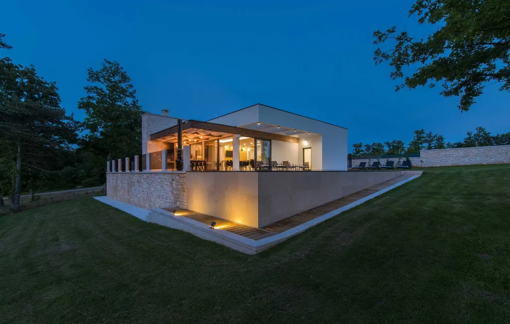 Stylish Villa Retreat with Infinity Pool in Pazin