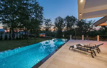 Stylish Villa Retreat with Infinity Pool in Pazin