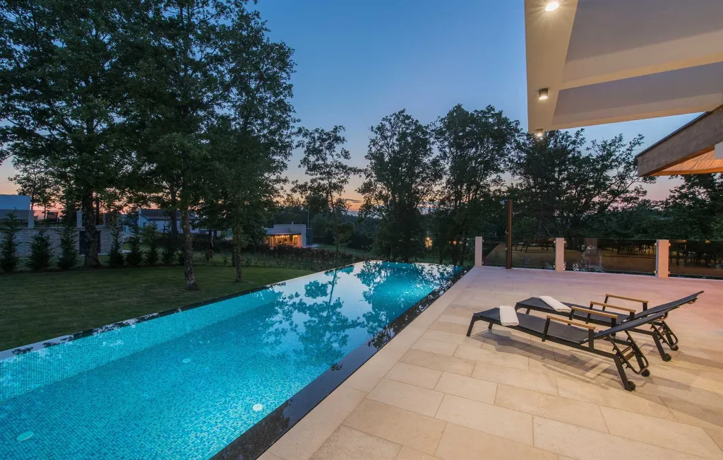 Stylish Villa Retreat with Infinity Pool in Pazin