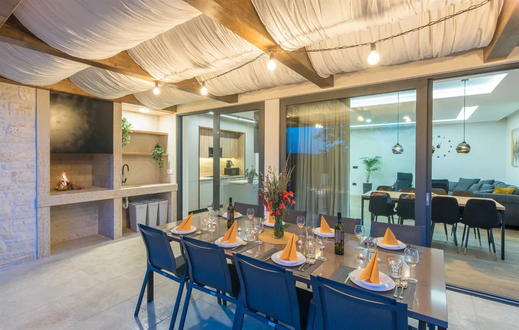 Stylish Villa Retreat with Infinity Pool in Pazin