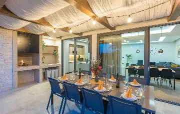 Stylish Villa Retreat with Infinity Pool in Pazin