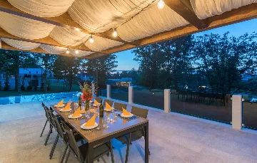 Stylish Villa Retreat with Infinity Pool in Pazin