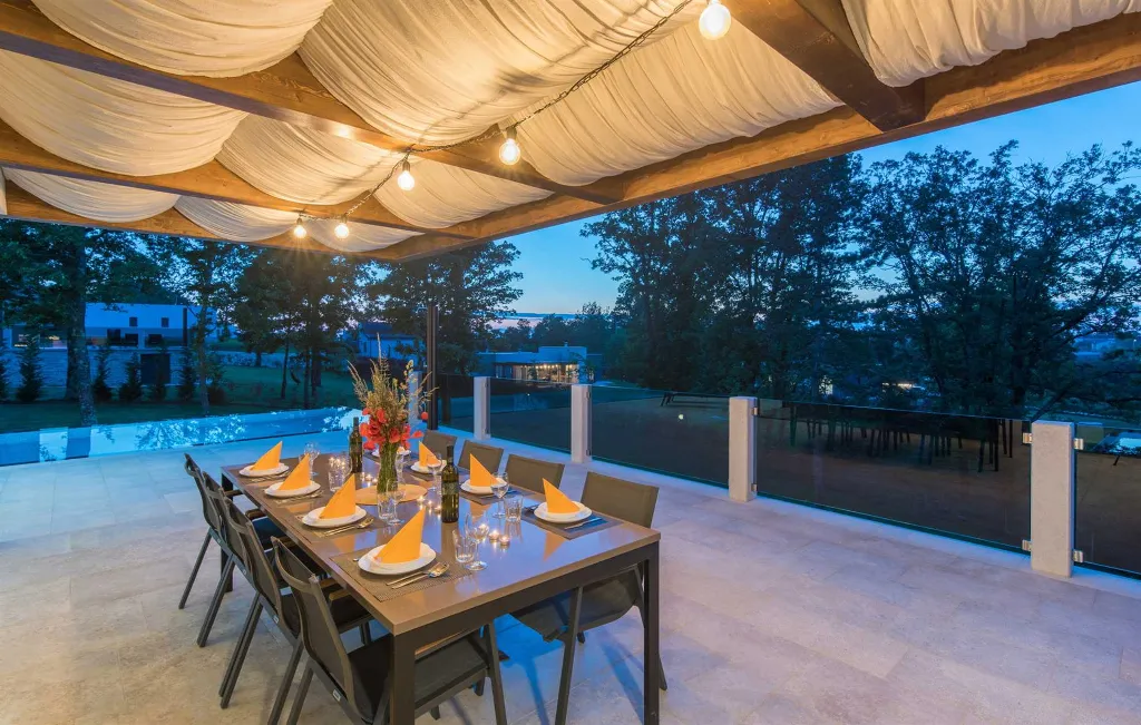 Stylish Villa Retreat with Infinity Pool in Pazin