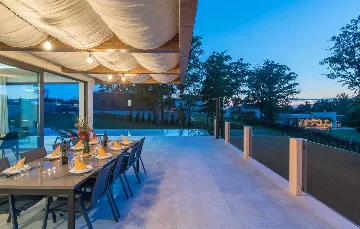 Stylish Villa Retreat with Infinity Pool in Pazin