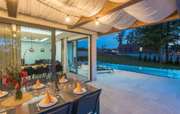 Stylish Villa Retreat with Infinity Pool in Pazin