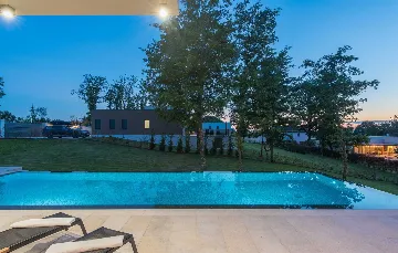 Stylish Villa Retreat with Infinity Pool in Pazin