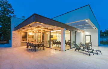 Stylish Villa Retreat with Infinity Pool in Pazin