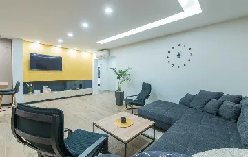 Stylish Villa Retreat with Infinity Pool in Pazin