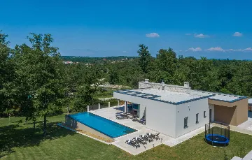 Stylish Villa Retreat with Infinity Pool in Pazin