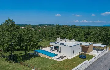 Stylish Villa Retreat with Infinity Pool in Pazin