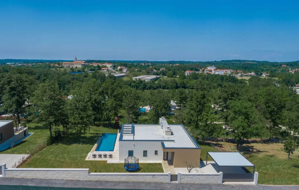 Stylish Villa Retreat with Infinity Pool in Pazin