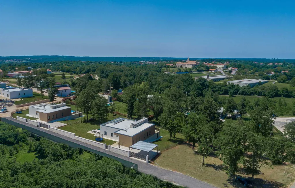 Stylish Villa Retreat with Infinity Pool in Pazin