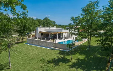 Stylish Villa Retreat with Infinity Pool in Pazin