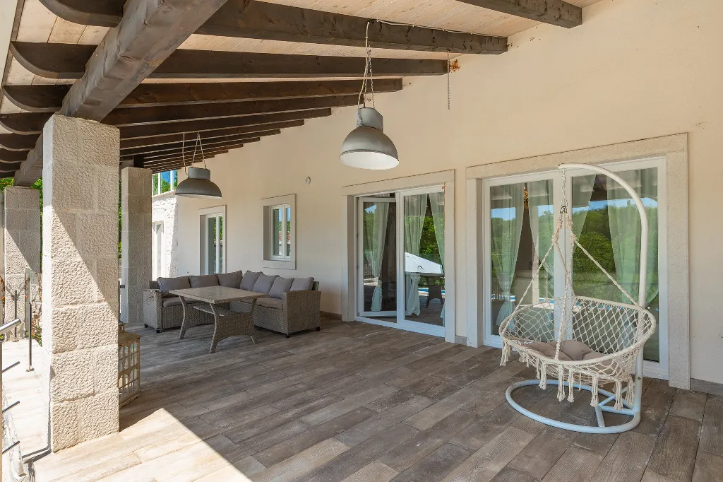 Spacious 7-Bedroom Villa with Pool near Vižinada
