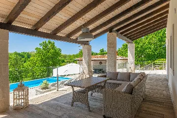 Spacious 7-Bedroom Villa with Pool near Vižinada