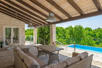 Spacious 7-Bedroom Villa with Pool near Vižinada