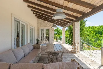 Spacious 7-Bedroom Villa with Pool near Vižinada