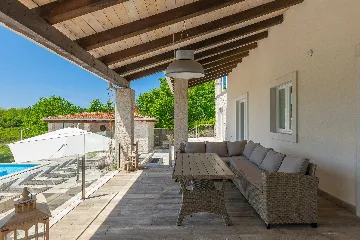 Spacious 7-Bedroom Villa with Pool near Vižinada