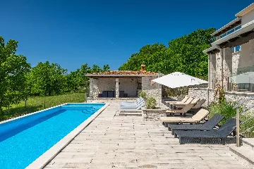 Spacious 7-Bedroom Villa with Pool near Vižinada