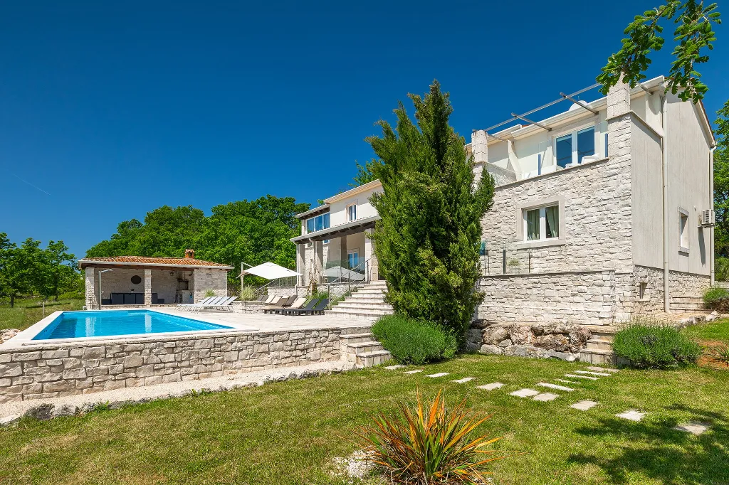 Spacious 7-Bedroom Villa with Pool near Vižinada