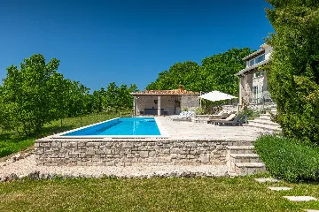 Spacious 7-Bedroom Villa with Pool near Vižinada