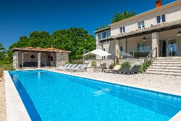 Spacious 7-Bedroom Villa with Pool near Vižinada