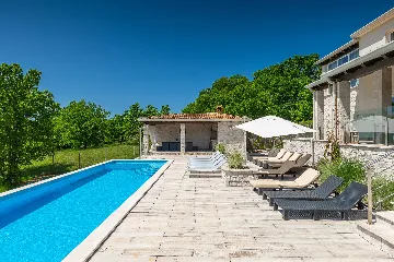 Spacious 7-Bedroom Villa with Pool near Vižinada