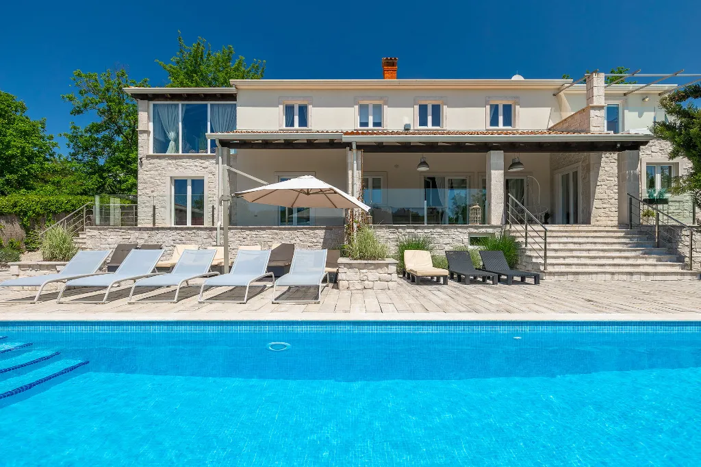 Spacious 7-Bedroom Villa with Pool near Vižinada
