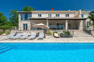 Spacious 7-Bedroom Villa with Pool near Vižinada